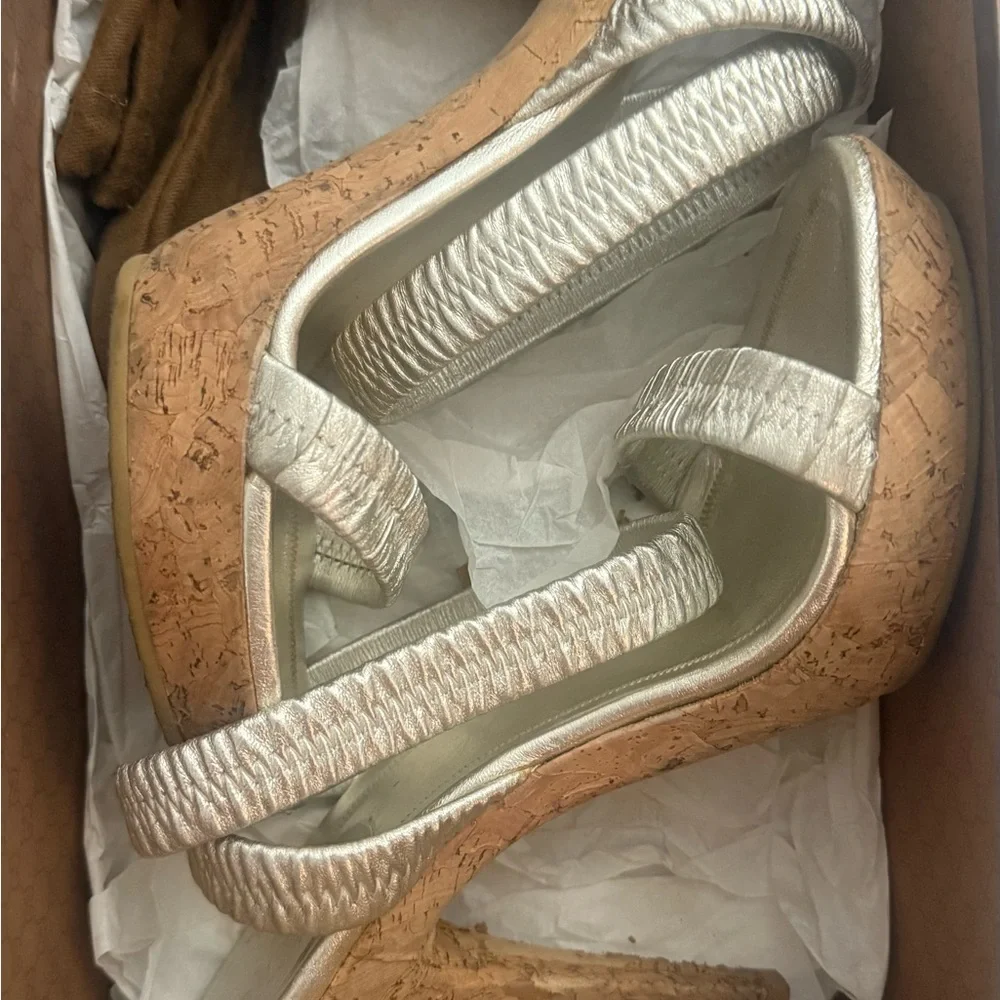 Gucci Brown Box with Gold Logo.  They’re like new but cork got ruined in the box - Picture 3 of 16